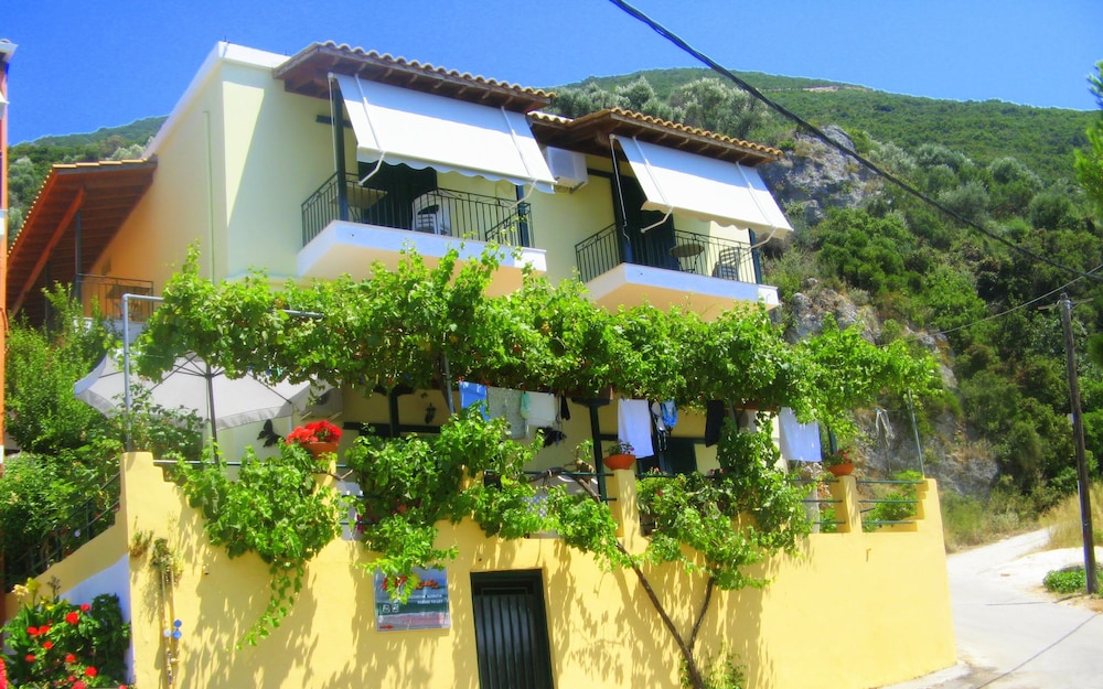 Ilios Siris Studios - carbon neutral hotel in Lefkada