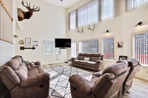 Cascade Cabin Mountain Getaway with Private Beach — 4-Star Luxury Hotel in Cascade, United States