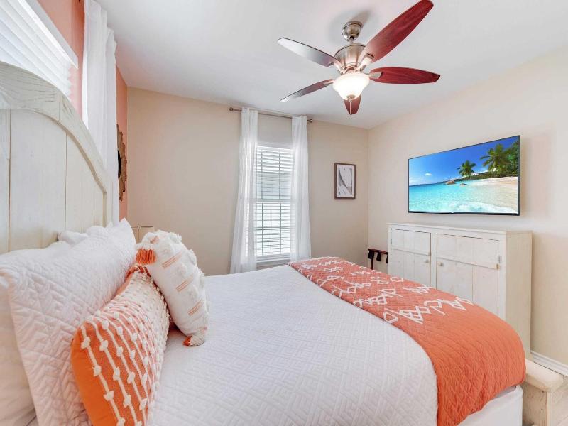 Salty Peach by Avantstay Private Pool New Decor - photo 16