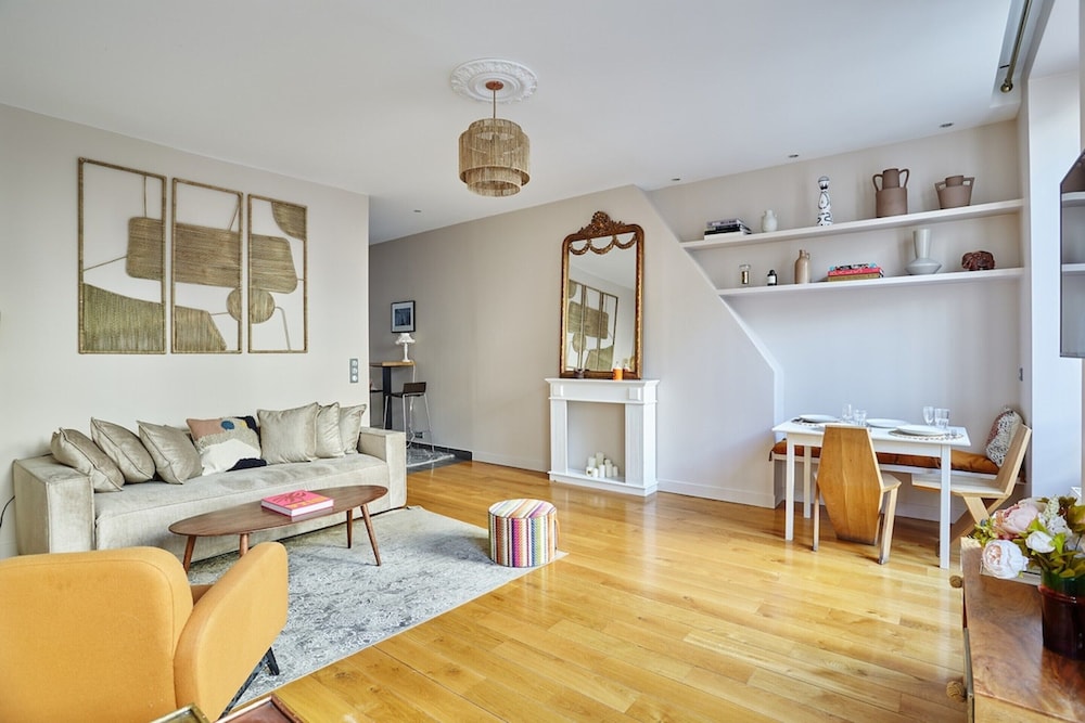 Superb Apartment Avenue Montaigne saint Honore — 4-Star Luxury Hotel in Paris, France