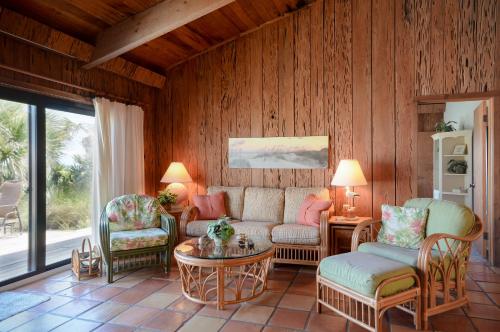 Beachfront with large deck Pool Sea Dunes Sailfish A2 — 4-Star Luxury Hotel in New Smyrna Beach, United States