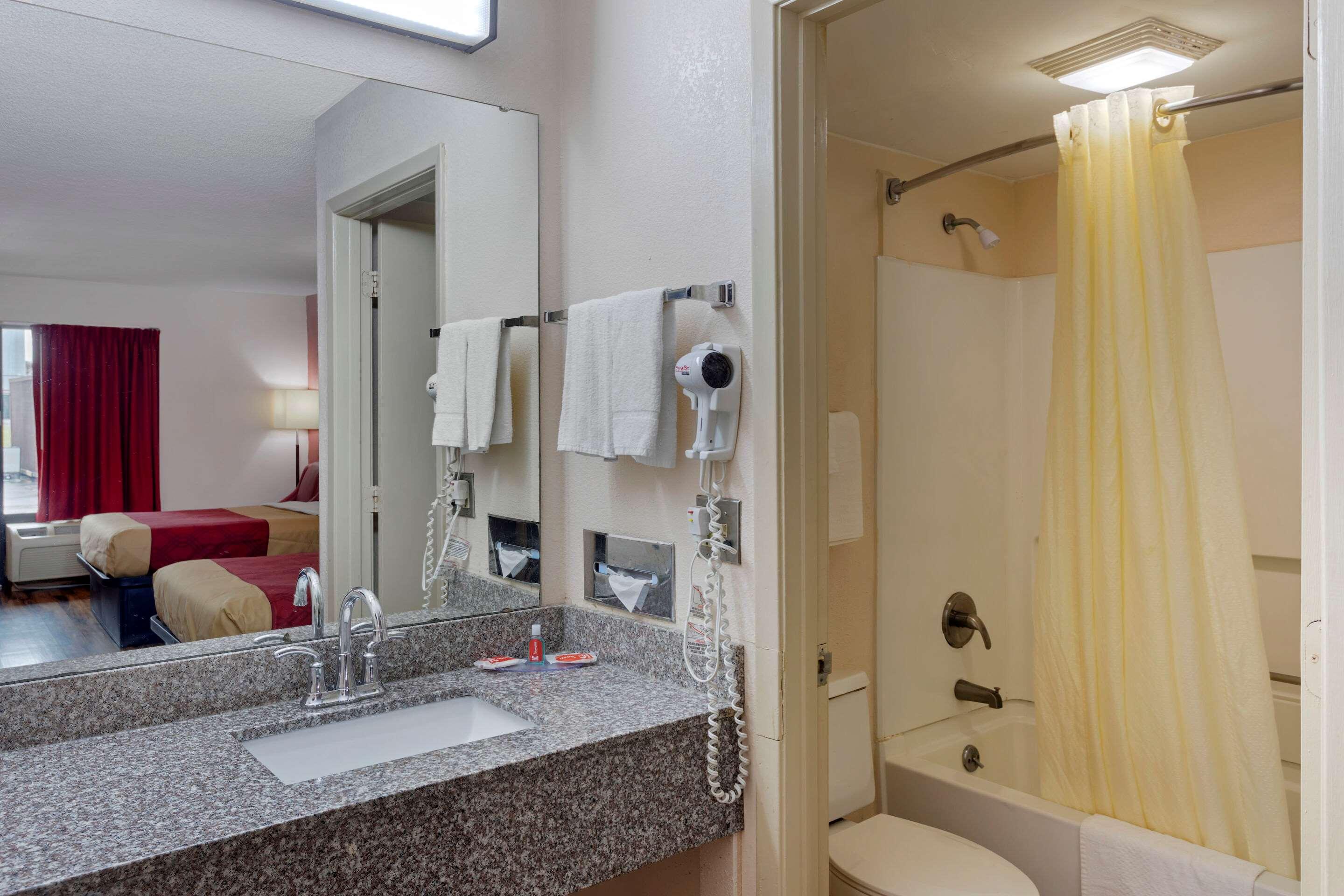 Econo Lodge Madison Airport - photo 51