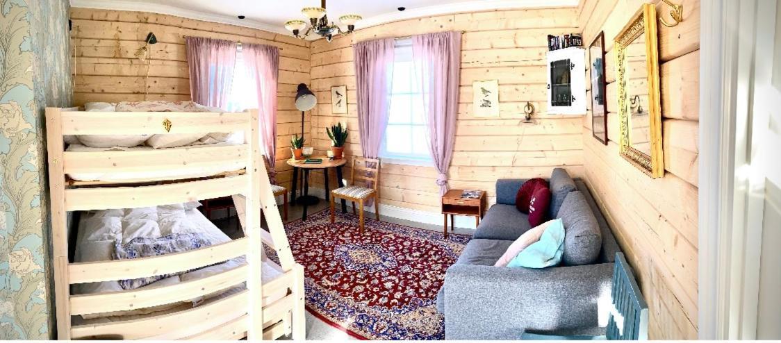 Stuga på hästgård med sjöutsikt — hotel near Åre Östersund Airport