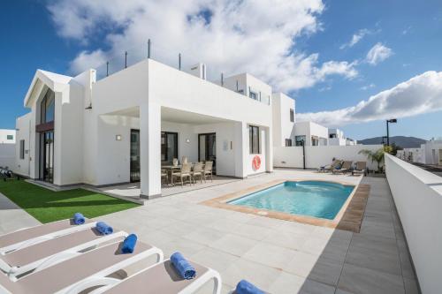 Casa Dubh Linn — 4-Star Luxury Hotel in Playa Blanca, Spain