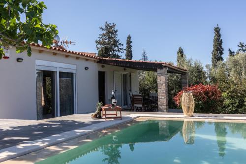 Relaxing Pool House In Lagonisi 2 — 4-Star Luxury Hotel in Kalyvia Thorikou, Greece