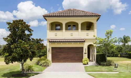 Radiant 4 Bdrm Retreat with Golf Course Views at Reunion — 4-Star Luxury Hotel in Kissimmee, United States