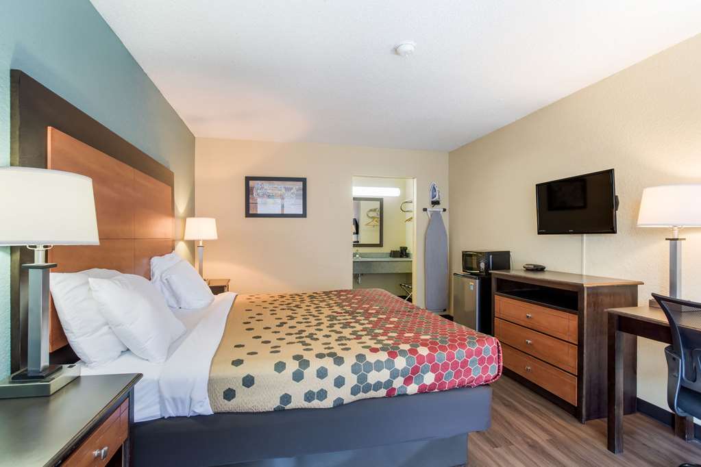 Econo Lodge Gallatin Metro Nashville - photo 9
