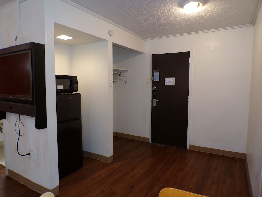 Regal 8 Inn & Suites - photo 13