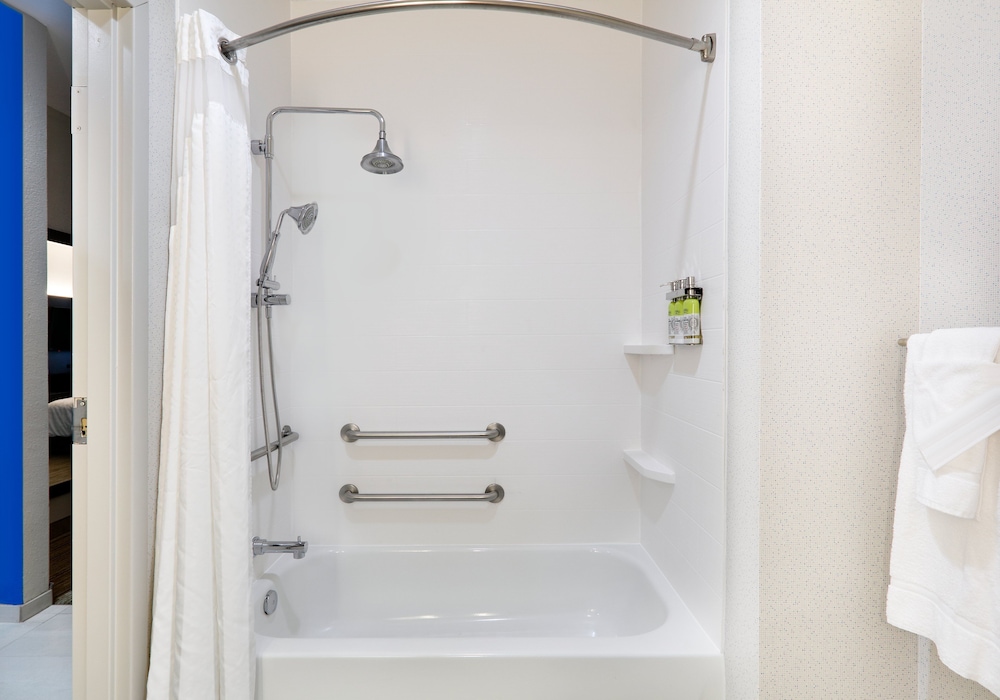 Holiday Inn Express Hotel & Suites Cleburne by IHG - photo 16