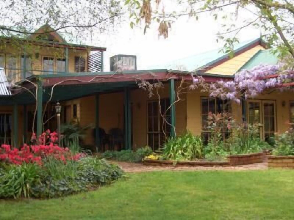 Willowlake Cottages - carbon neutral hotel in Traralgon