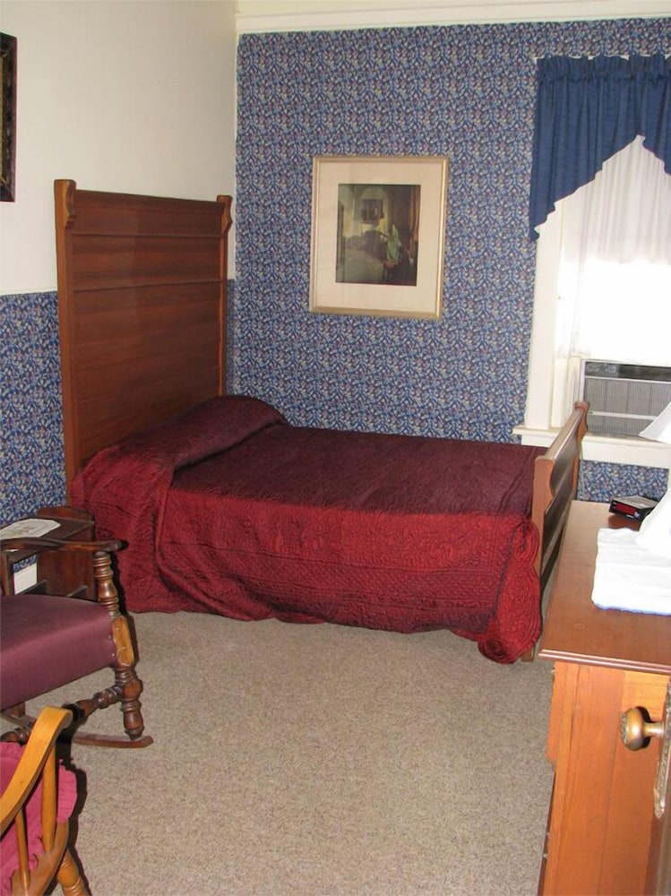 Inn of the Six Toed Cat - photo 8
