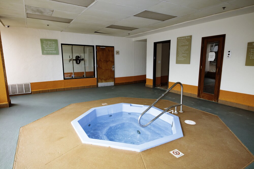 Howard Johnson by Wyndham Gallup - photo 11