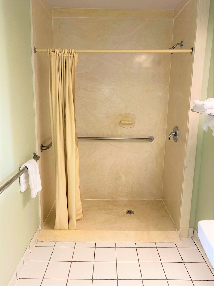 Pine Point Inn & Suites - photo 16