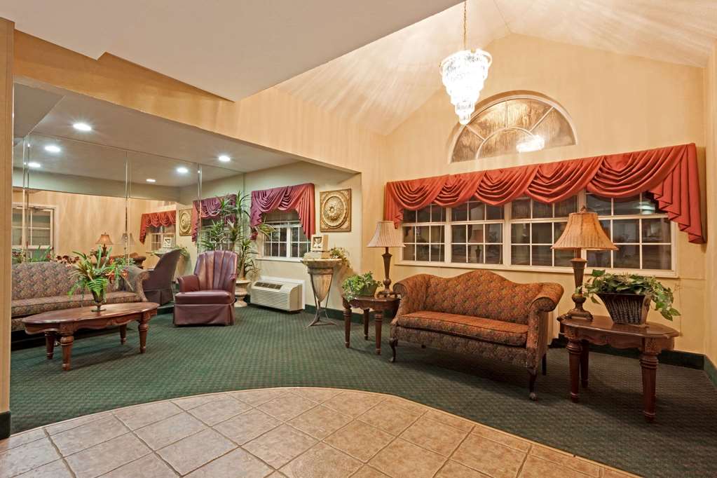 Days Inn & Suites by Wyndham Brandon Amphitheater - photo 4