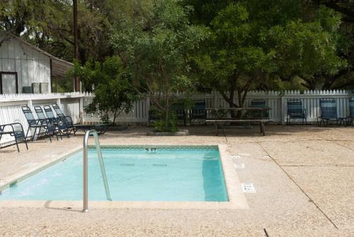 Medina Lake Camping Resort Cabin 7 - photo 10