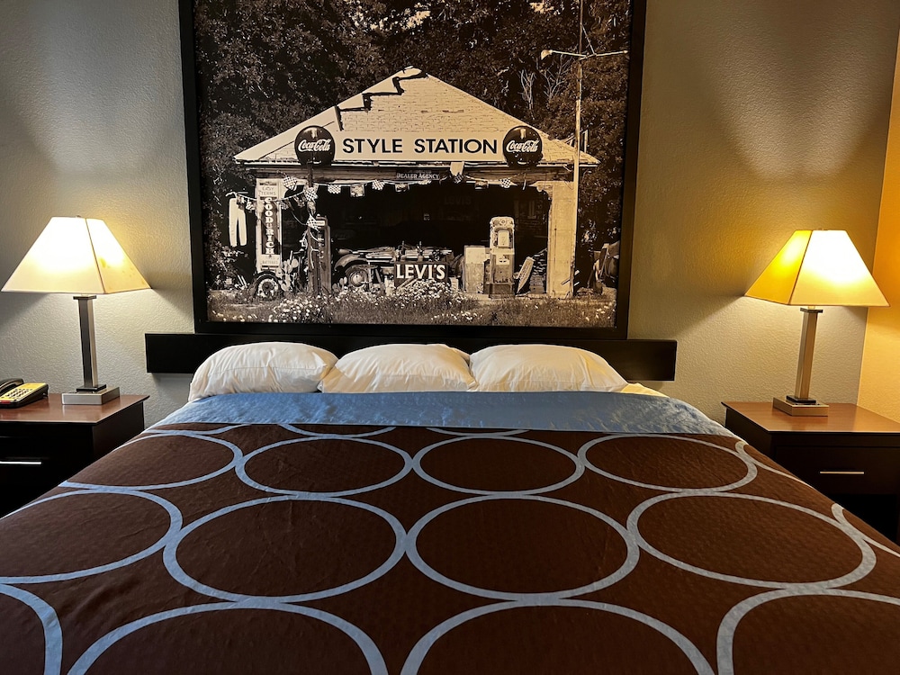 Super 8 by Wyndham Center - photo 35