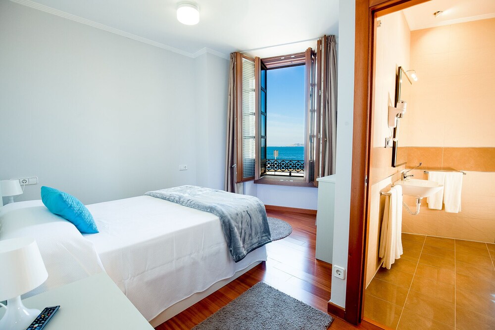 Apartamentos Villa Zoila Baiona — 4-Star Luxury Hotel in Baiona, Spain