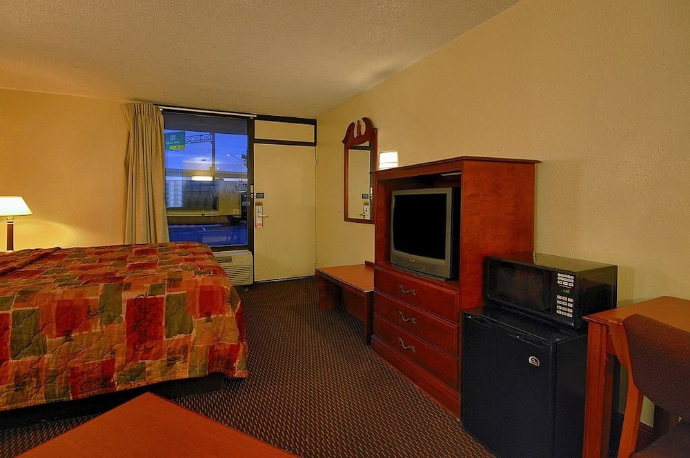 Super 6 Inn Suites - photo 6