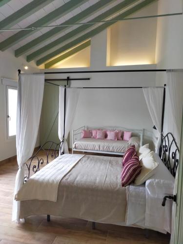 LA CASA DE LA HUERTA Stylish family cottage in Malaga countryside — 4-Star Luxury Hotel in Malaga, Spain