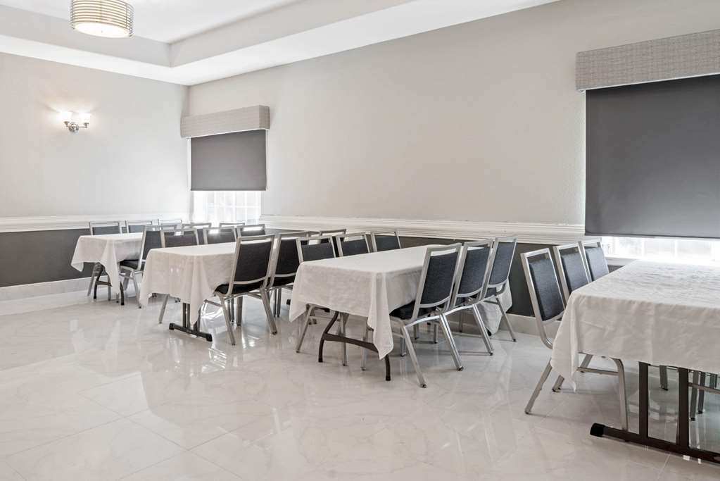 La Quinta Inn & Suites by Wyndham Brownsville North - photo 51