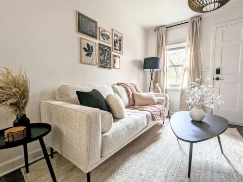 Stylish Retreat 4 Min Downtown in Greenville, United States