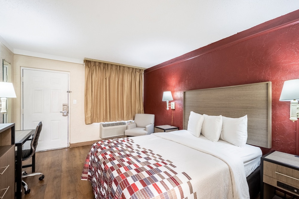 Red Roof Inn Tampa Bay St Petersburg - photo 13