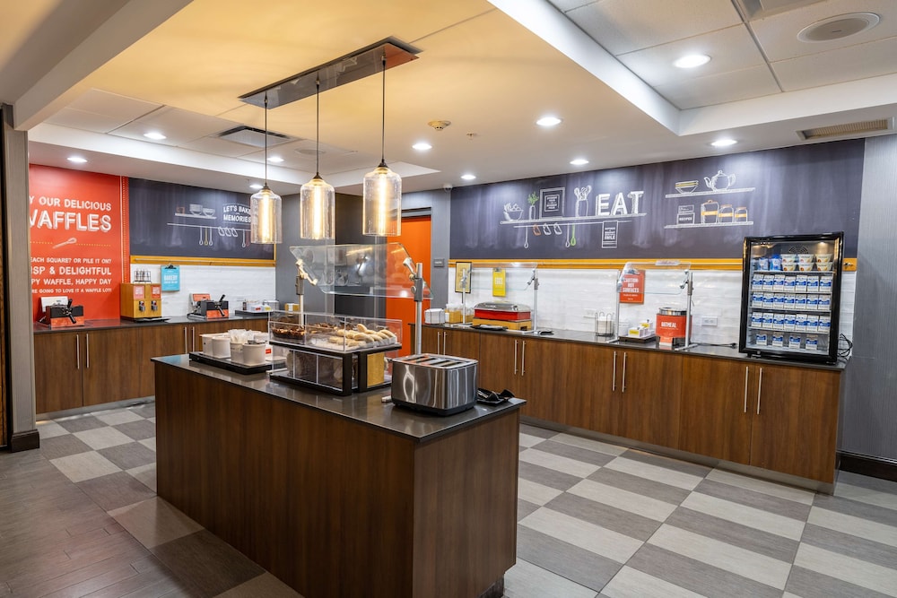 Hampton Inn & Suites Greensboro Coliseum Area - photo 66