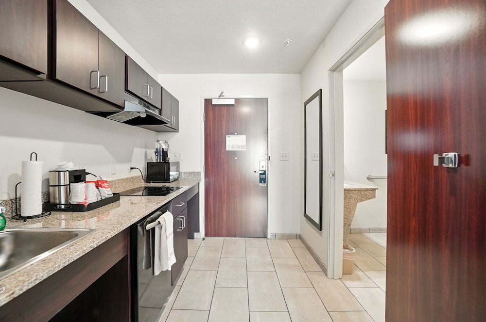 Cobblestone Hotel & Suites Bellefontaine - photo 40
