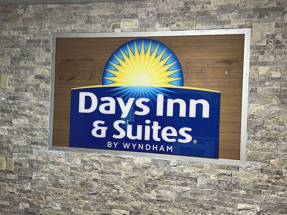 Days Inn & Suites by Wyndham Williamsburg IA North - photo 3