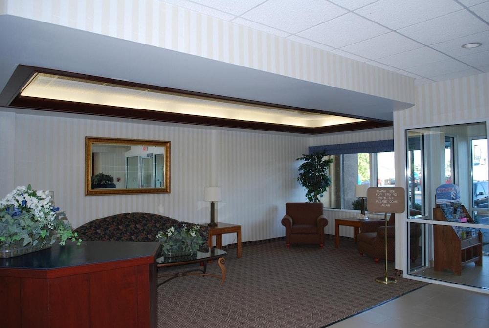 Clinton Inn & Suites - photo 2
