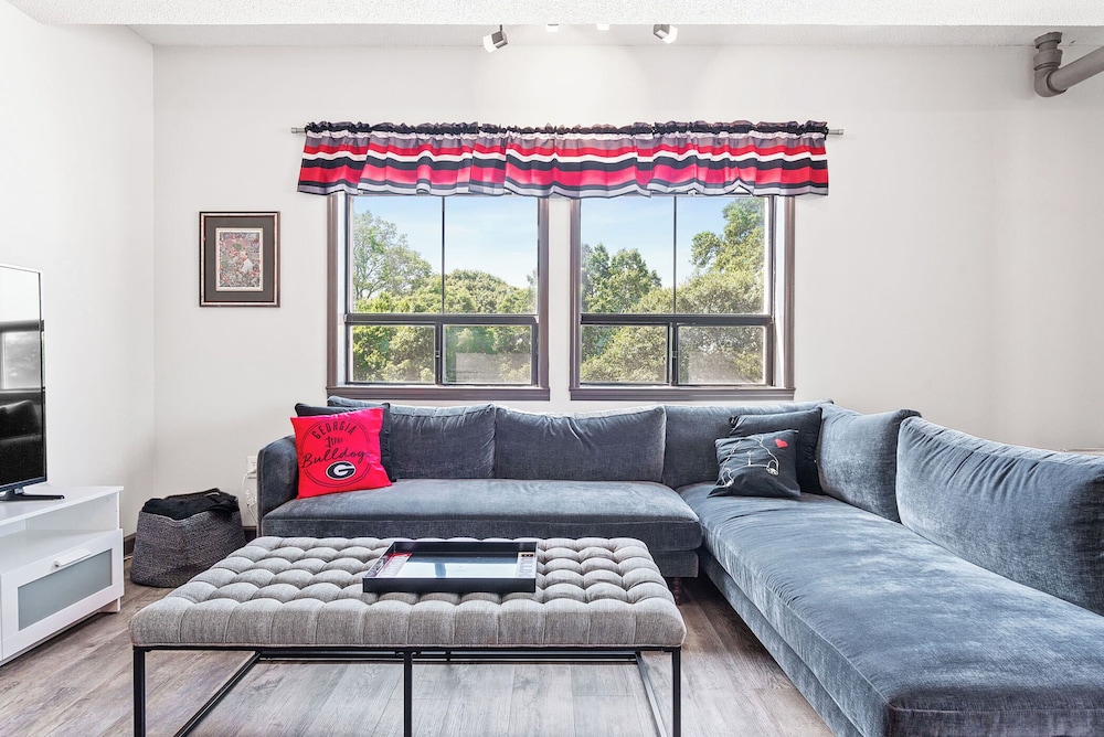 The Executive Loft Walk to Sanford Stadium — 4-Star Luxury Hotel in Athens, United States