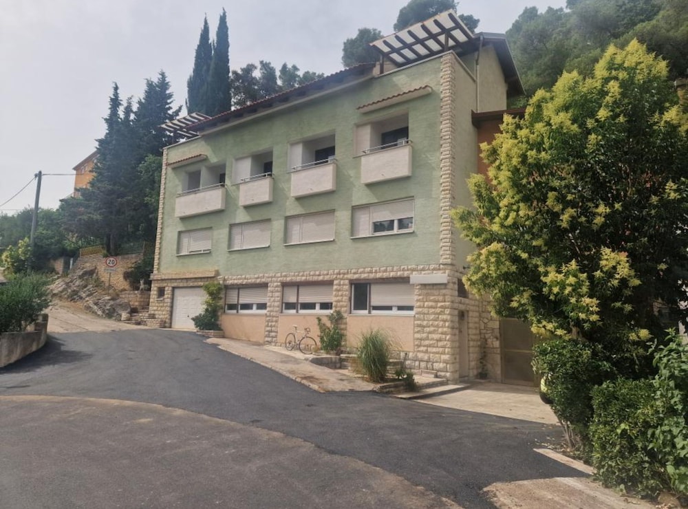 Pansion 8 ferala in Novigrad, Croatia