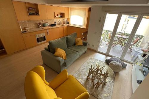 Beachfront apartment with a pool Parede — 4-Star Luxury Hotel in Parede, Portugal