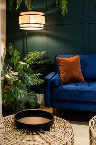 The Jungle House with Hot Tub. — 4-Star Luxury Hotel in Nottingham, United Kingdom