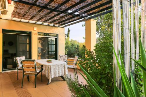 Villa Ostria by Rentals Pro Nea Moudania — 4-Star Luxury Hotel in Nea Moudhania, Greece