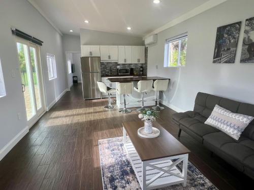 Naples Charming Cottage — 4-Star Luxury Hotel in Orangetree, United States
