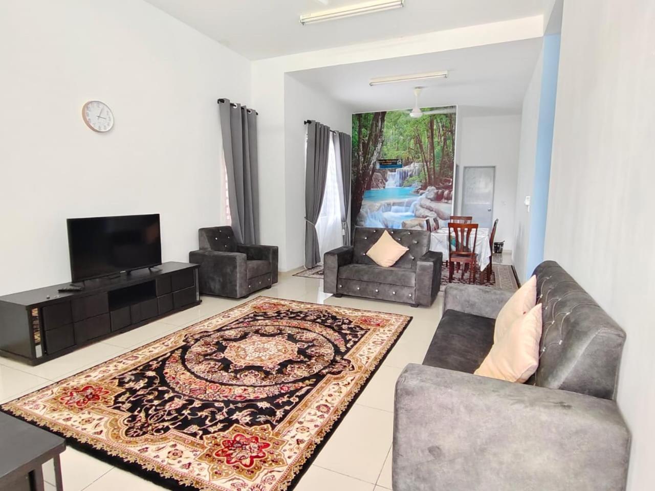 Nasuha Homestay 3 Temerloh Semi D House 3 Bedroom 2 Bathroom 4 Unit Aircond Free Wifi And Netflix — 4-Star Luxury Hotel in Temerluh, Malaysia
