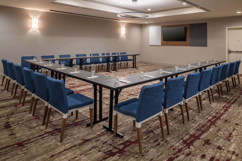 Hilton Garden Inn Fontana - photo 41