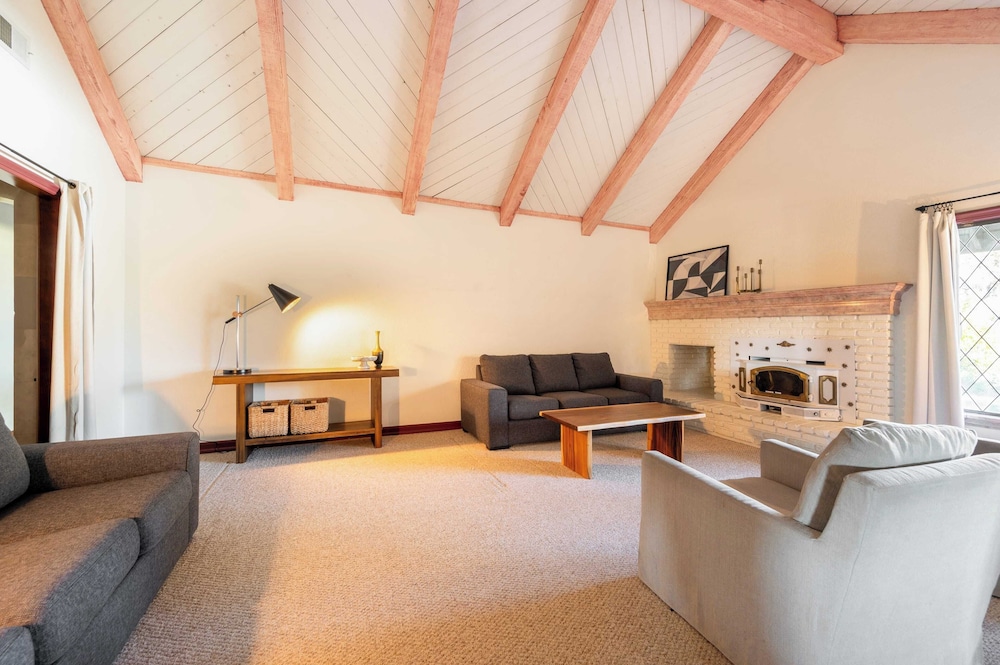 Cathedral by Avantstay Charming Secluded Estate w Sauna Pool Table & Views of the Rolling Hills - photo 39
