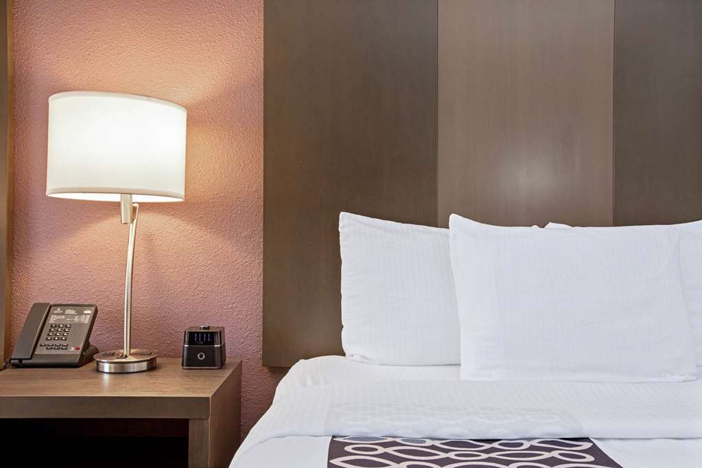 La Quinta Inn & Suites by Wyndham Fayetteville - photo 8