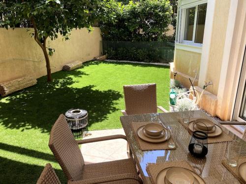 Lovely Apartment with Garden and indoor Fireplace — 4-Star Luxury Hotel in Athens, Greece