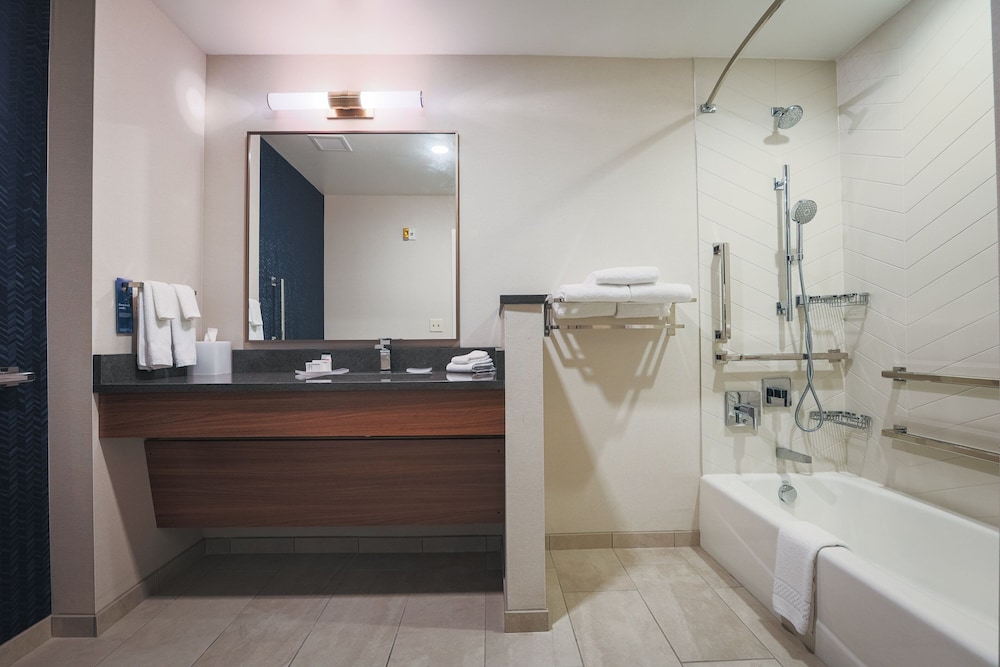 Fairfield Inn & Suites by Marriott Marquette - photo 23