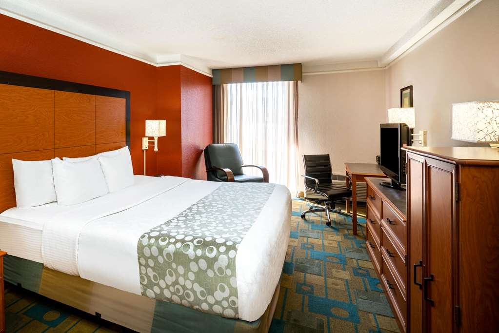 La Quinta Inn & Suites by Wyndham Nashville Airport Opryland - photo 33