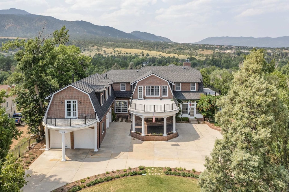 Broadmoor Luxury Mansion 5 Star Experience Theater Cheyenne Mountain Views — 4-Star Luxury Hotel in Colorado Springs, United States