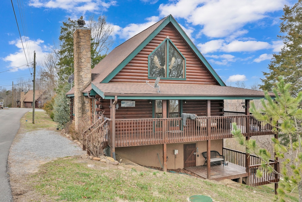 Moosehead Lodge Fantastic Cabin at Lake Douglas — 5-Star Luxury Hotel in Sevierville, United States