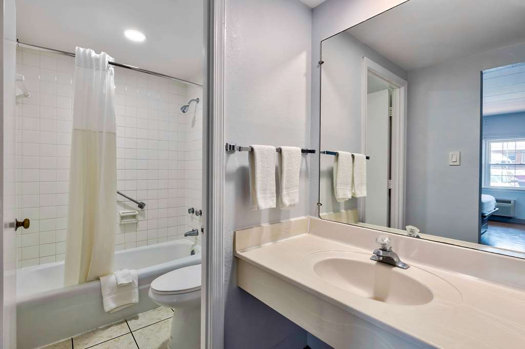 Motel 6 Falls Church VA Arlington Boulevard - photo 14