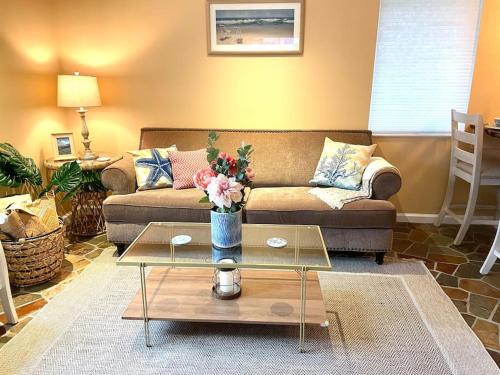 Beach gem Hot Tub EV 2bd 3.7mi beach .5mi outlets in Rehoboth Beach, United States