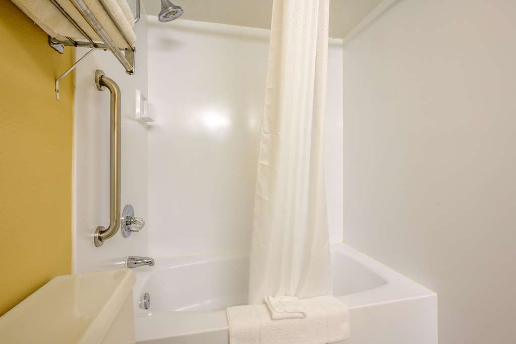 Econo Lodge Inn & Suites Triadelphia Wheeling - photo 25