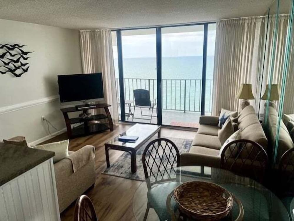 Royal Garden Resort 1412 2 Bedroom Condo by RedAwning in Murrells Inlet, United States