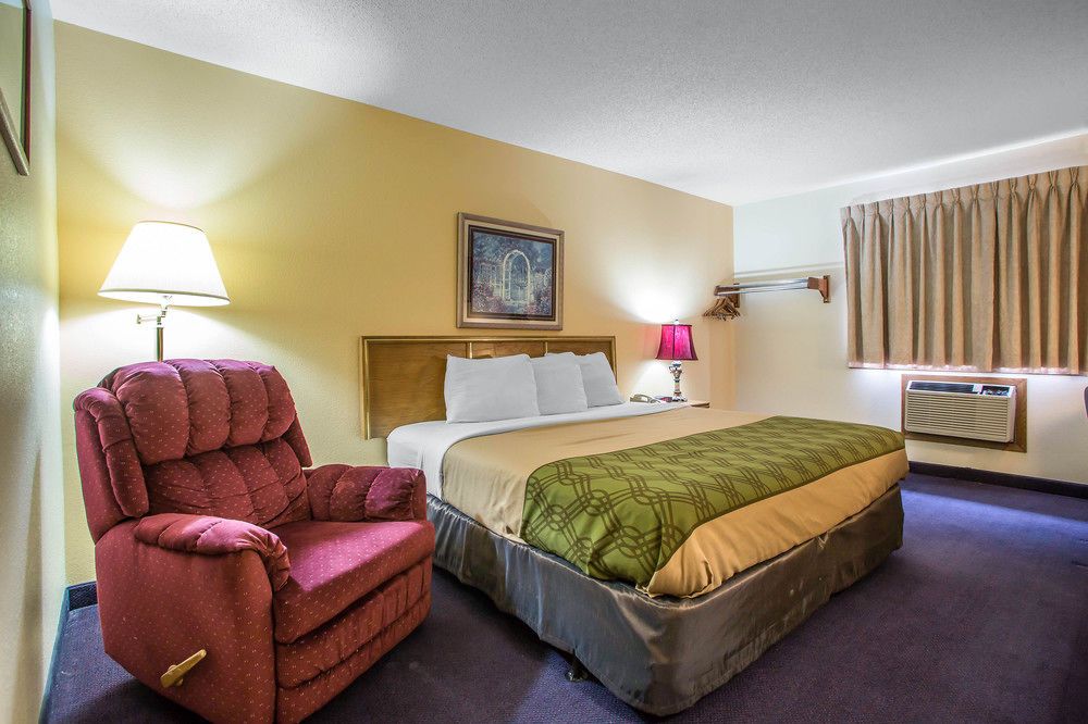 Econo Lodge Inn and Suites Dubuque - photo 20